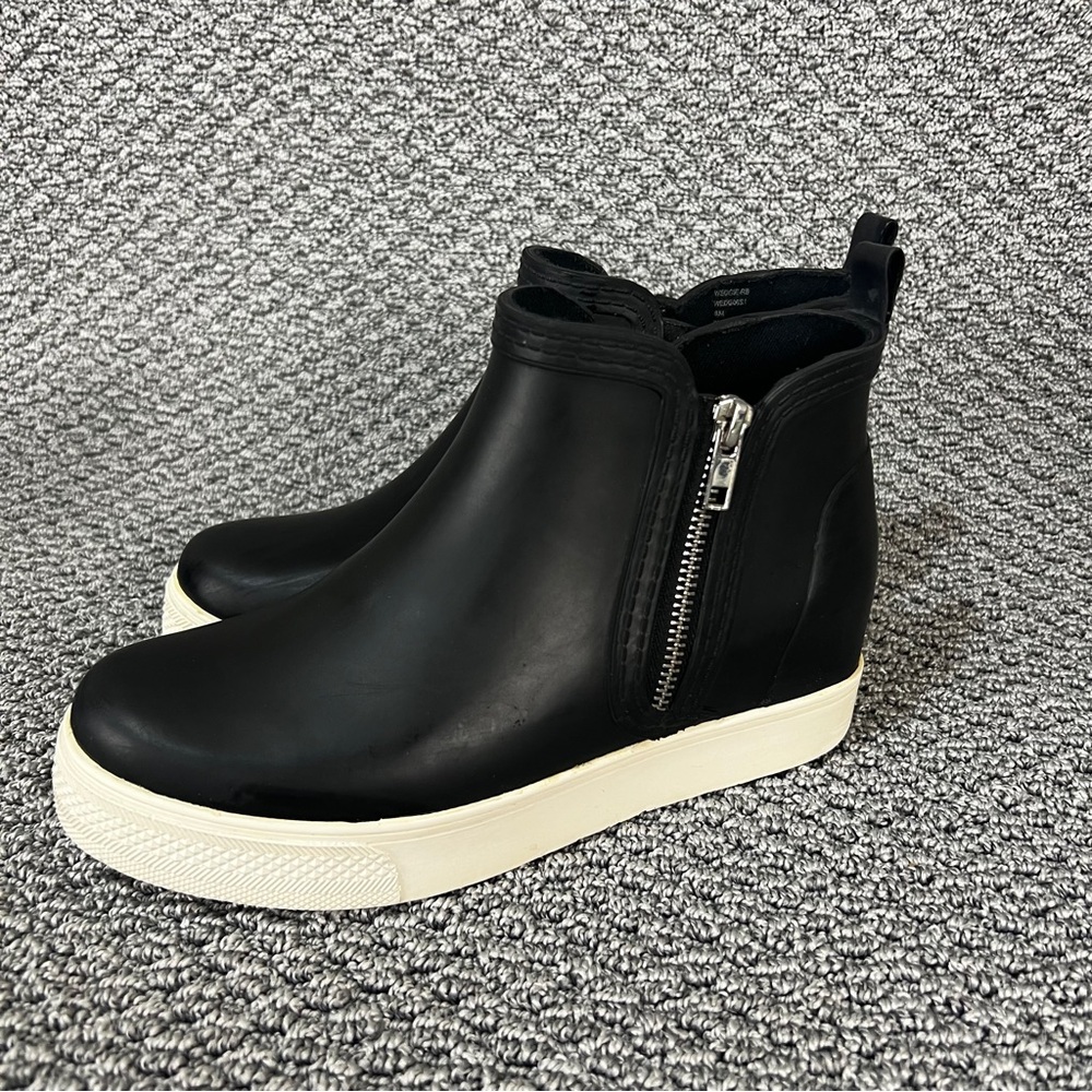 Steve Madden Black and White Sneakers with Modern Contrast slip on size 8